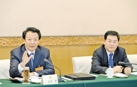 王君参加政协联组讨论